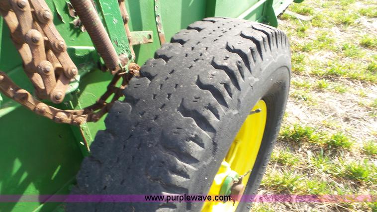 image for item AV9854 John Deere manure spreader