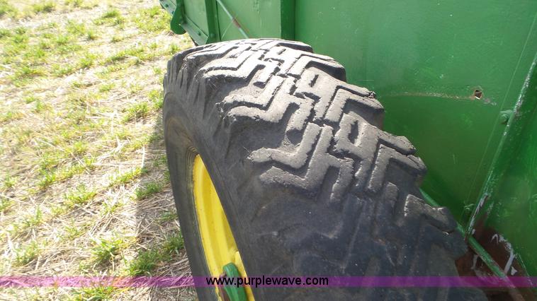 image for item AV9854 John Deere manure spreader