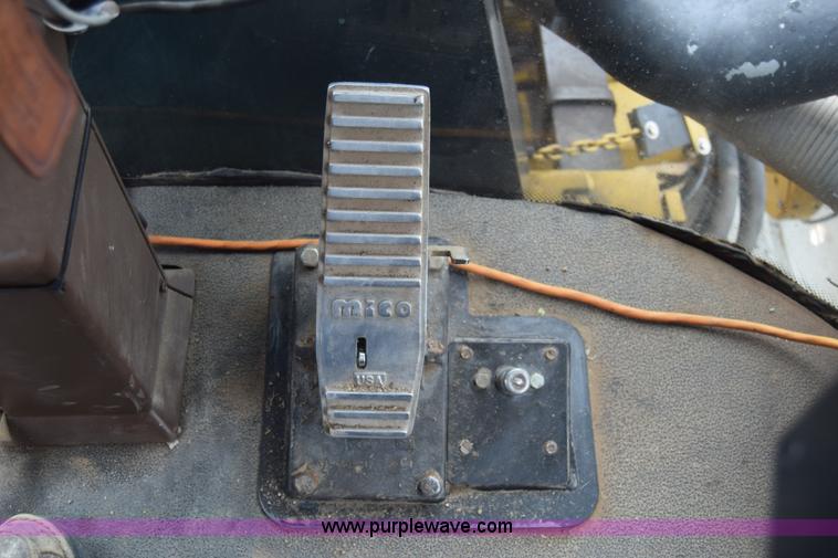 image for item BF9996 2004 Ag-Chem RoGator 1064 self-propelled sprayer