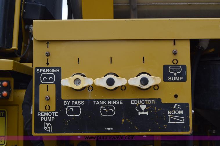 image for item BF9996 2004 Ag-Chem RoGator 1064 self-propelled sprayer