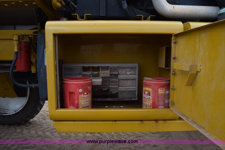 image for item BF9996 2004 Ag-Chem RoGator 1064 self-propelled sprayer