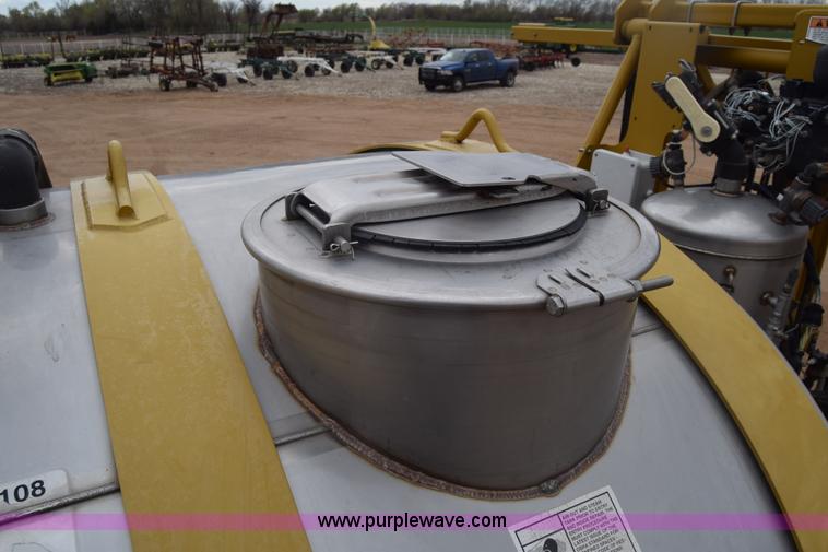 image for item BF9996 2004 Ag-Chem RoGator 1064 self-propelled sprayer