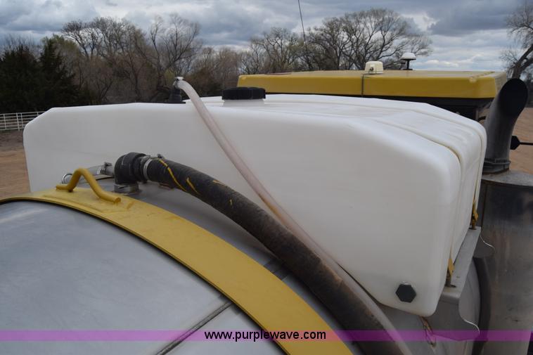 image for item BF9996 2004 Ag-Chem RoGator 1064 self-propelled sprayer