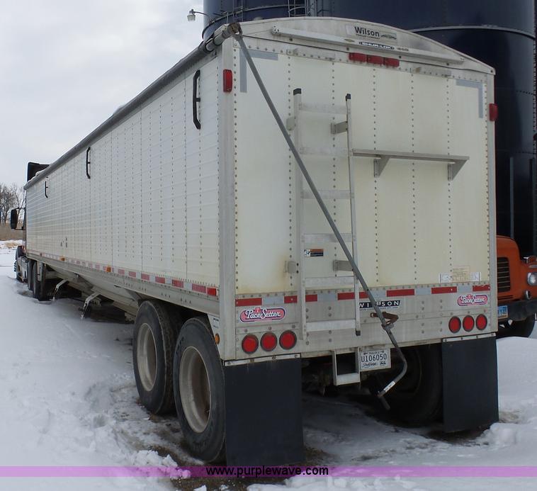image for item BH9426 2007 Wilson DWH-550 double hopper grain trailer