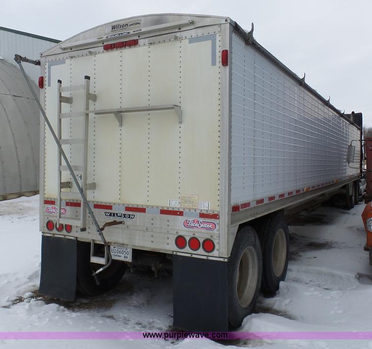 image for item BH9426 2007 Wilson DWH-550 double hopper grain trailer