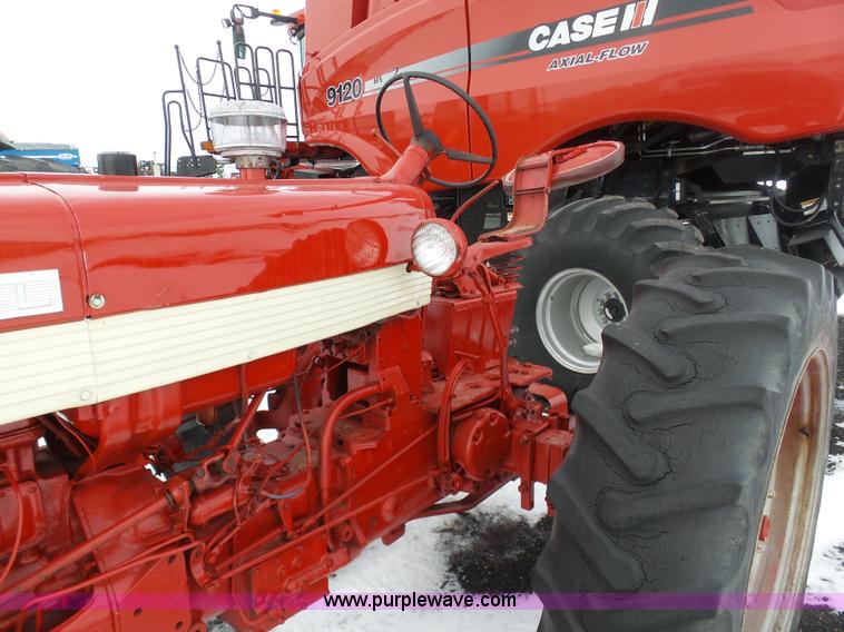 image for item BH9427 Farmall 460 tractor