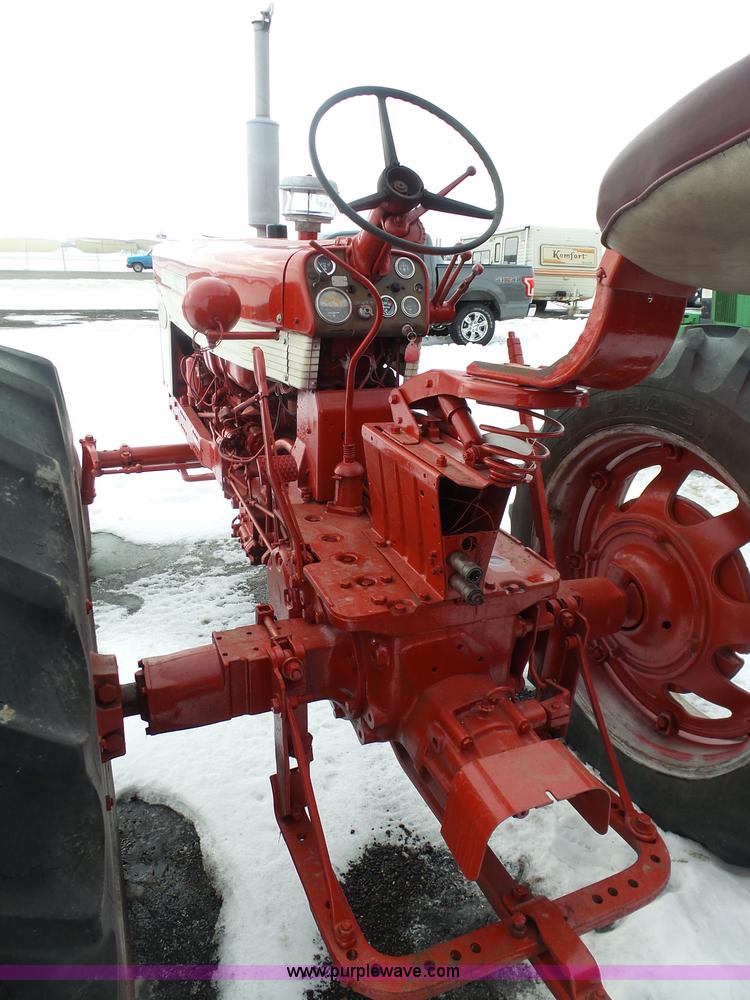 image for item BH9427 Farmall 460 tractor