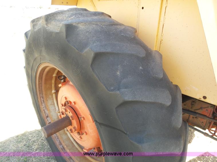 image for item J6175 1972 Case 1370 tractor