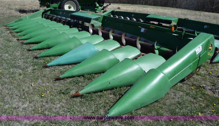 image for item K8746 1997 John Deere 1293 corn head