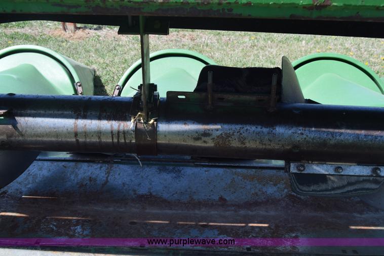image for item K8746 1997 John Deere 1293 corn head