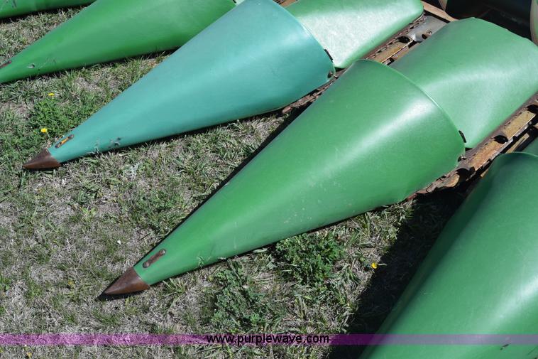 image for item K8746 1997 John Deere 1293 corn head