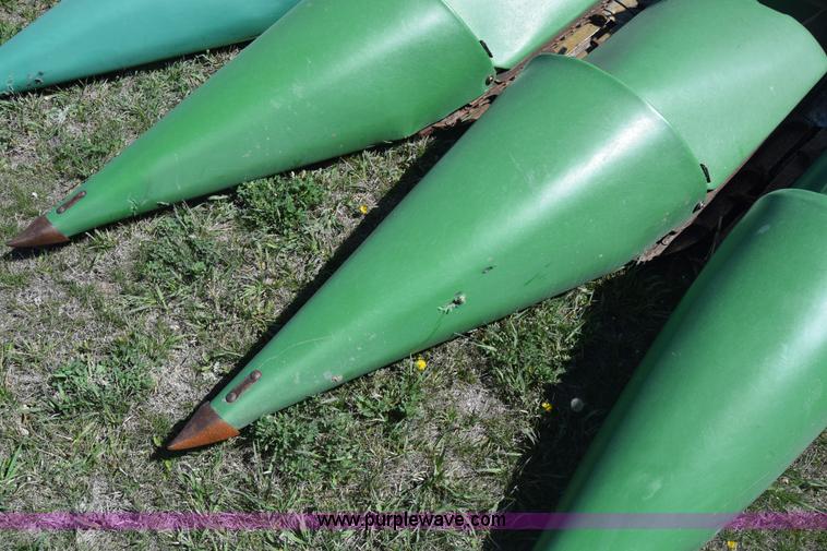 image for item K8746 1997 John Deere 1293 corn head