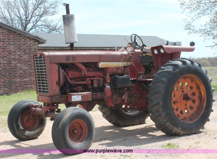 image for item K8993 1971 International 856 tractor