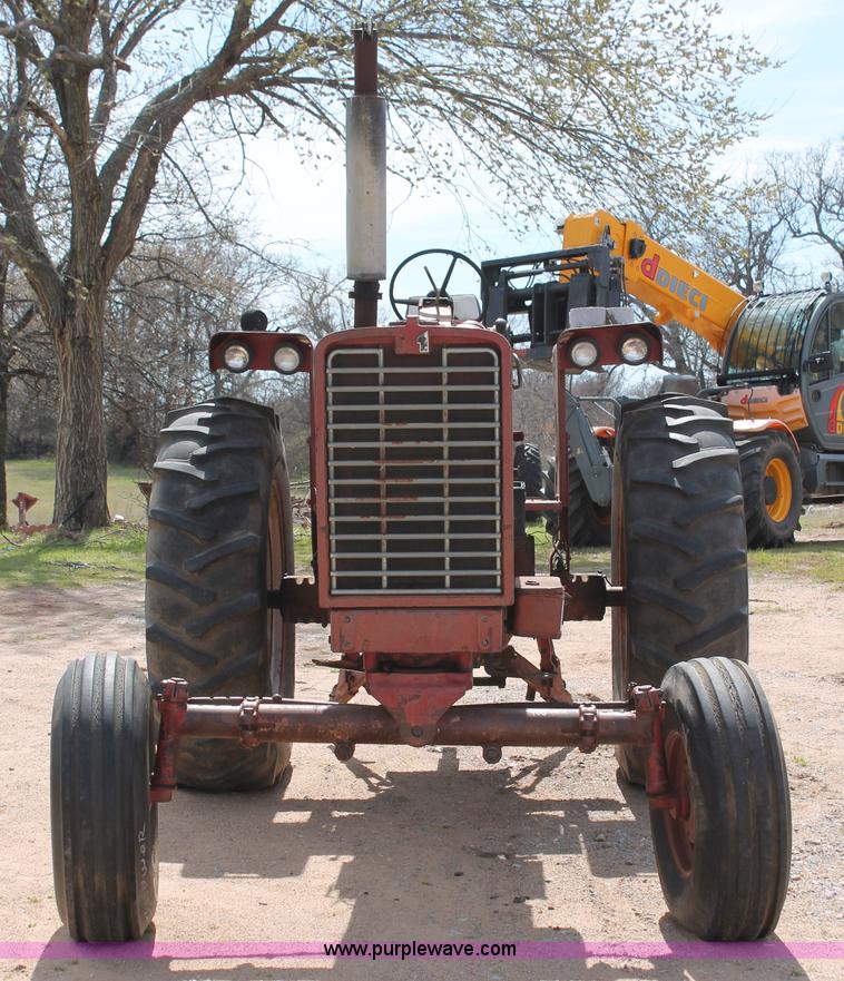 image for item K8993 1971 International 856 tractor