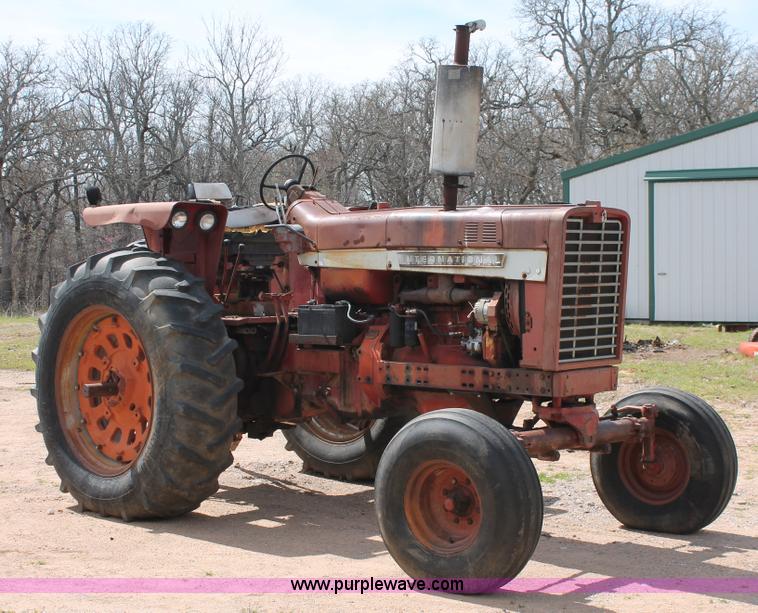 image for item K8993 1971 International 856 tractor