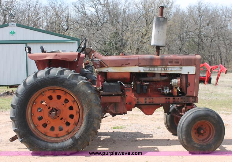 image for item K8993 1971 International 856 tractor