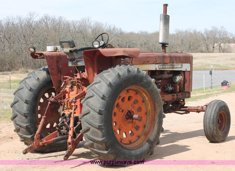 image for item K8993 1971 International 856 tractor