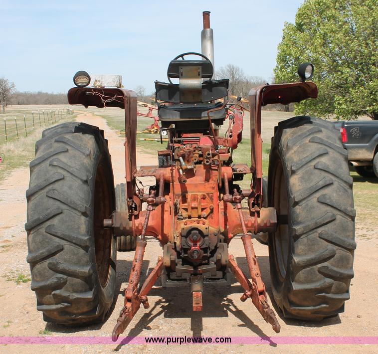 image for item K8993 1971 International 856 tractor