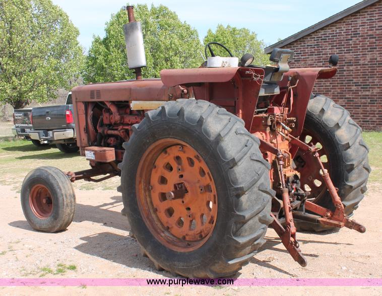 image for item K8993 1971 International 856 tractor