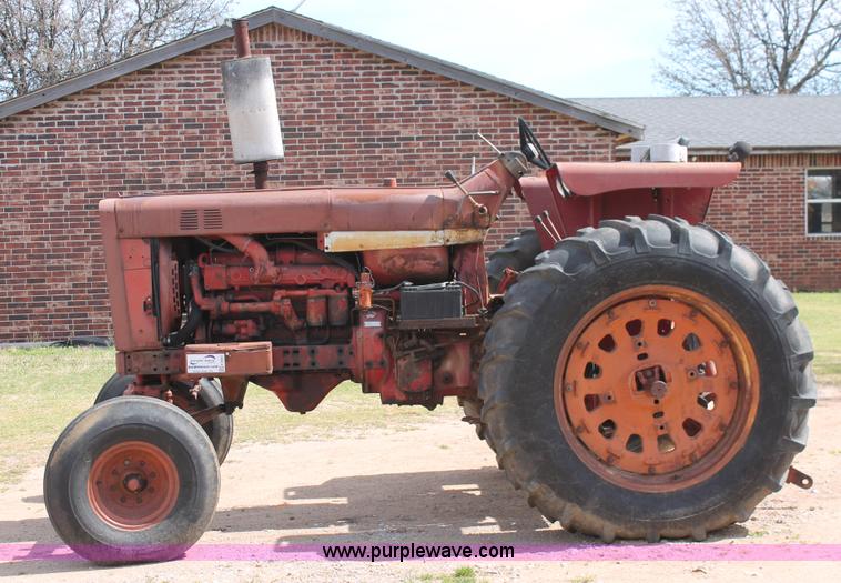 image for item K8993 1971 International 856 tractor