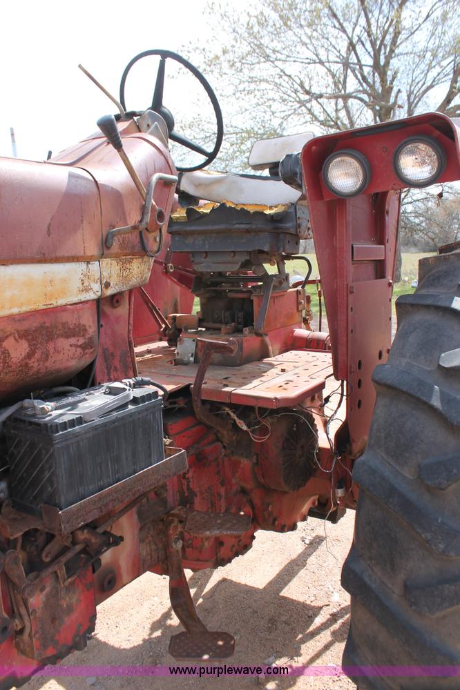 image for item K8993 1971 International 856 tractor