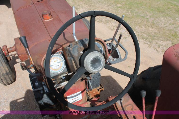 image for item K8993 1971 International 856 tractor