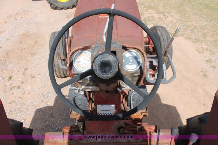 image for item K8993 1971 International 856 tractor