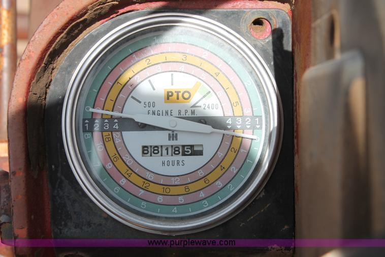 image for item K8993 1971 International 856 tractor