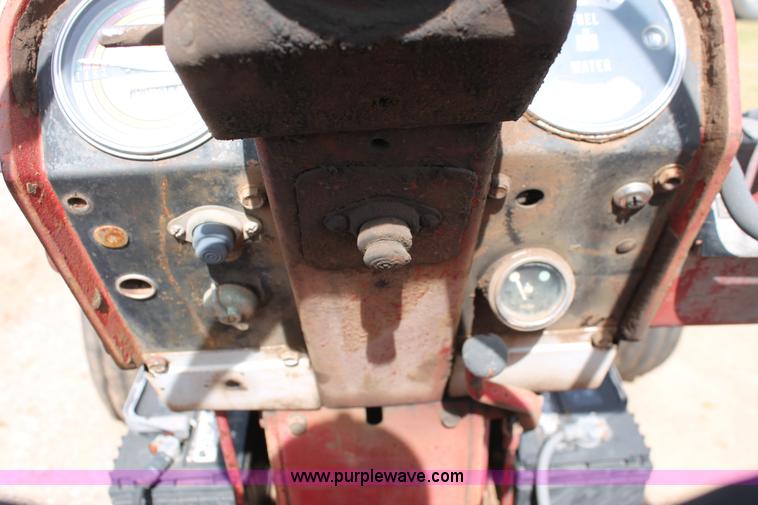 image for item K8993 1971 International 856 tractor