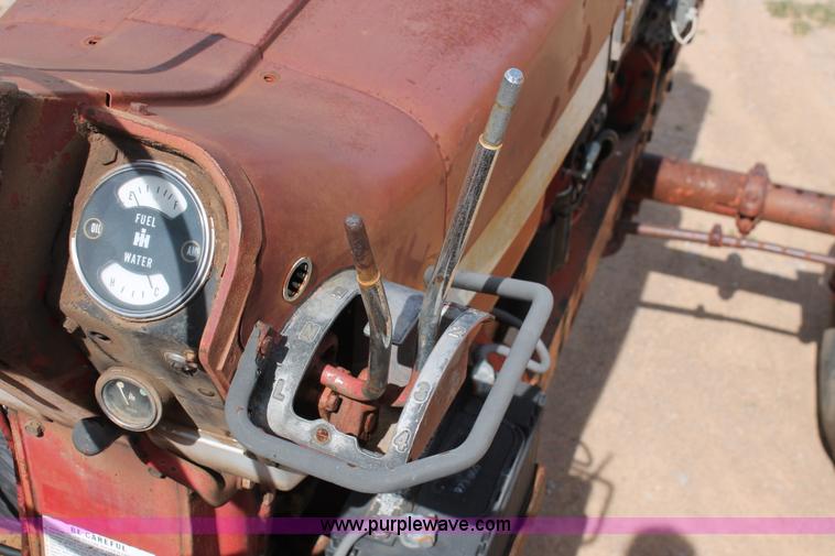 image for item K8993 1971 International 856 tractor