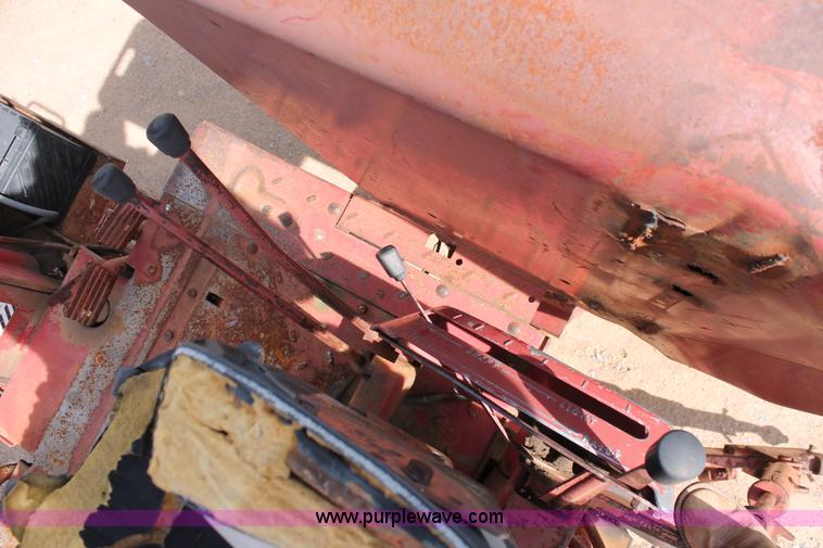 image for item K8993 1971 International 856 tractor