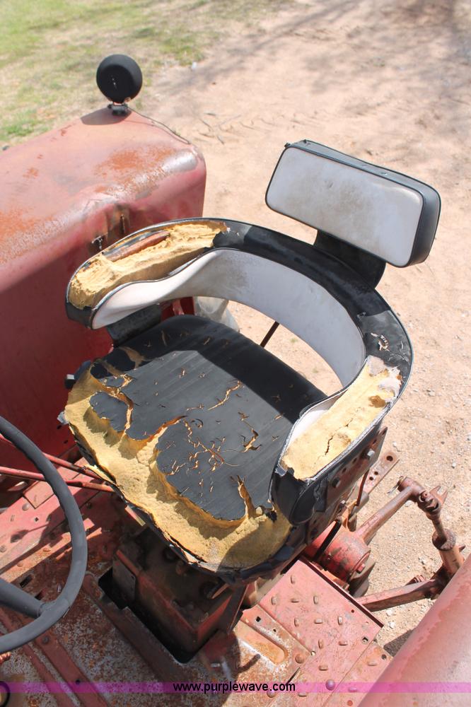 image for item K8993 1971 International 856 tractor