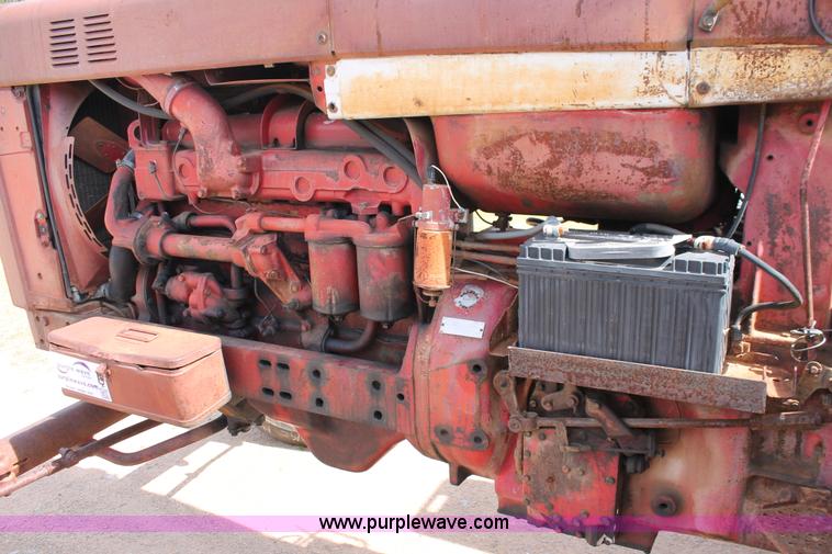 image for item K8993 1971 International 856 tractor