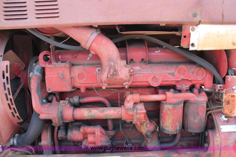 image for item K8993 1971 International 856 tractor