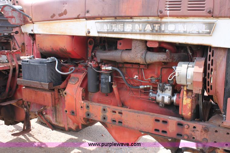 image for item K8993 1971 International 856 tractor