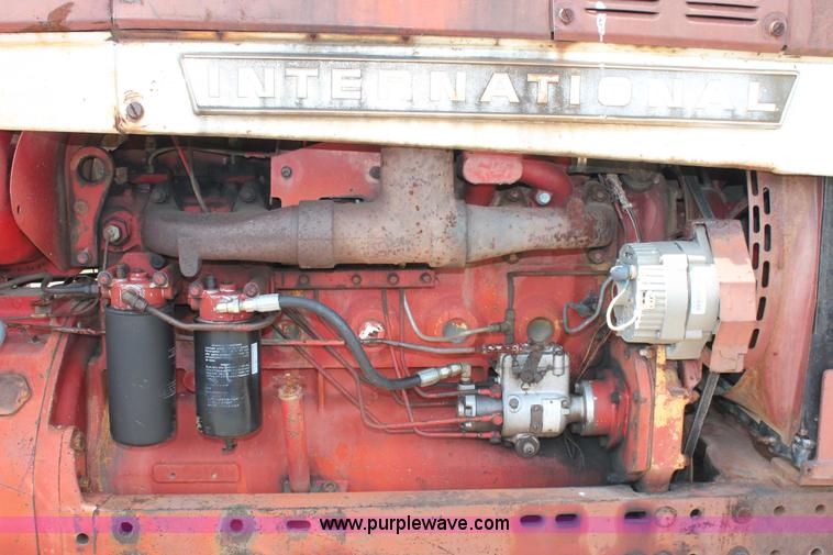 image for item K8993 1971 International 856 tractor