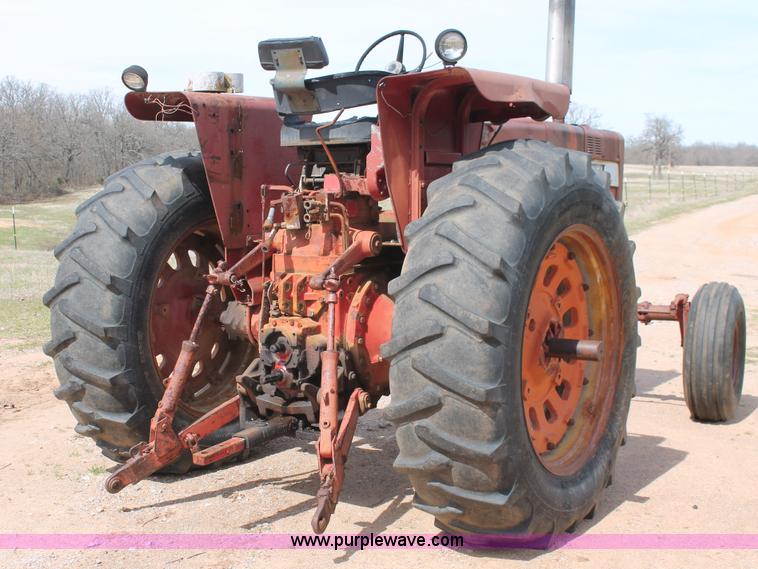 image for item K8993 1971 International 856 tractor