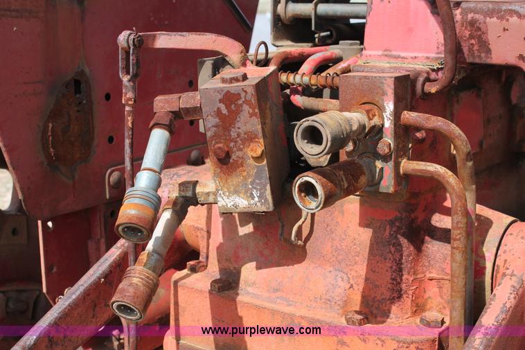 image for item K8993 1971 International 856 tractor