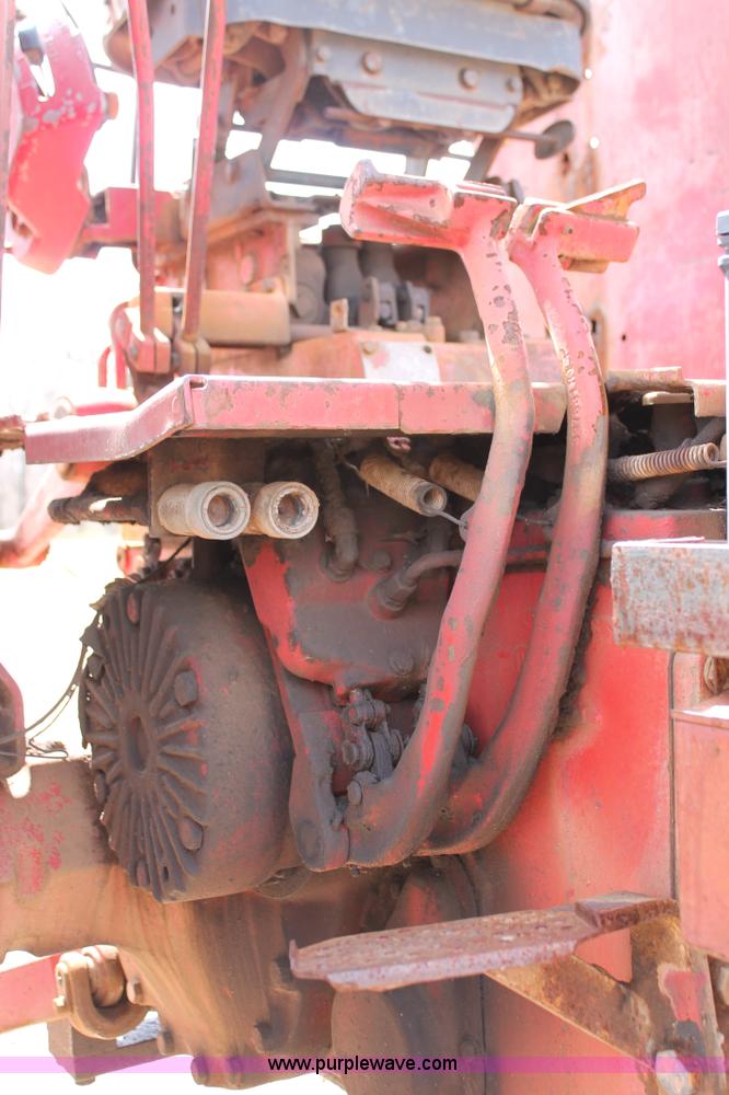 image for item K8993 1971 International 856 tractor