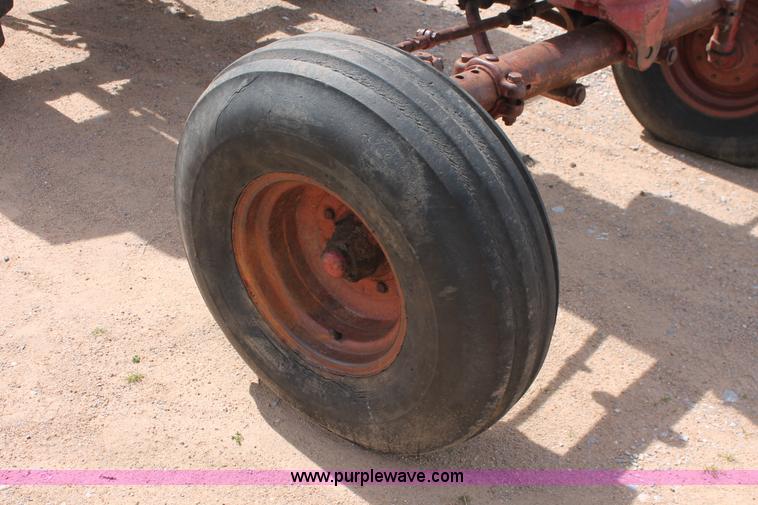 image for item K8993 1971 International 856 tractor