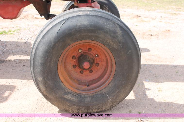 image for item K8993 1971 International 856 tractor