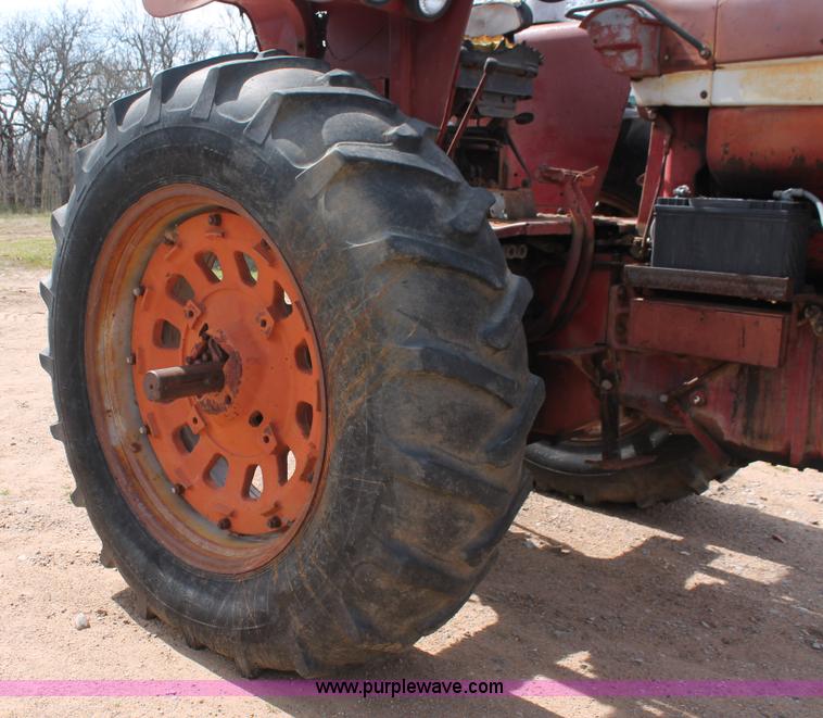 image for item K8993 1971 International 856 tractor