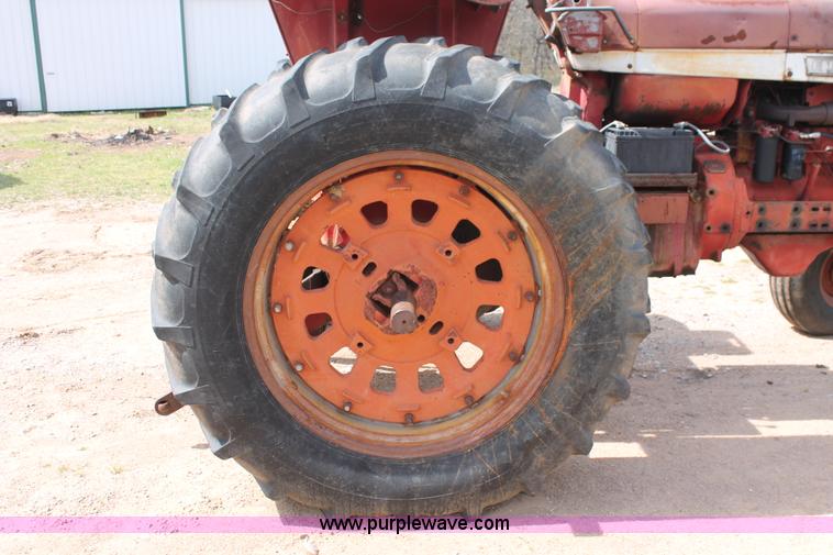 image for item K8993 1971 International 856 tractor
