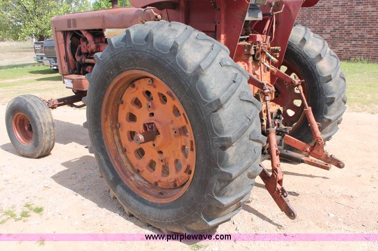 image for item K8993 1971 International 856 tractor