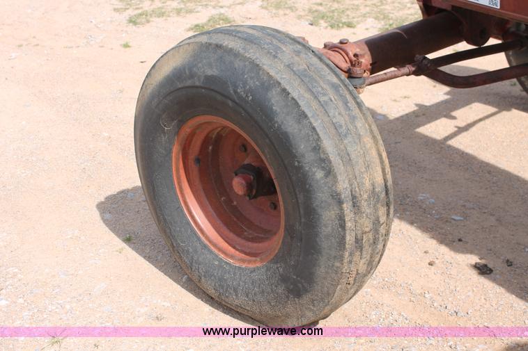 image for item K8993 1971 International 856 tractor