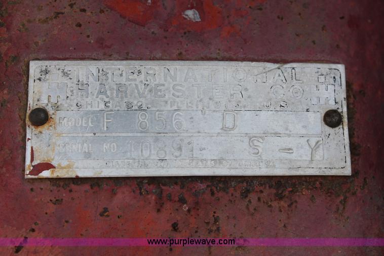 image for item K8993 1971 International 856 tractor