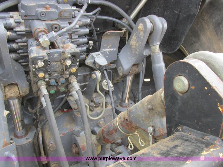 image for item L7127 2004 Buhler Versatile 2210 MFWD tractor