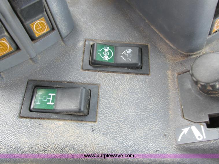 image for item L7127 2004 Buhler Versatile 2210 MFWD tractor