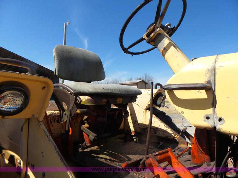 image for item L7157 1965 Case 930 tractor