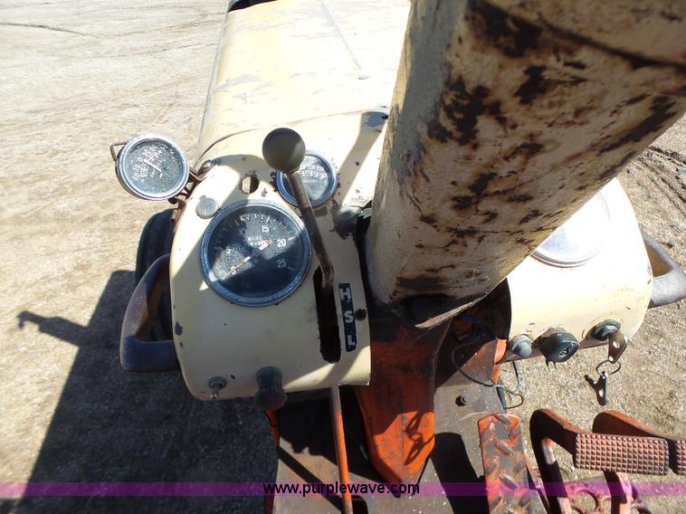 image for item L7157 1965 Case 930 tractor